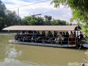 Demi Masuk Surabaya, Para Pemotor Ini Nyeberang Pakai Perahu Tambang