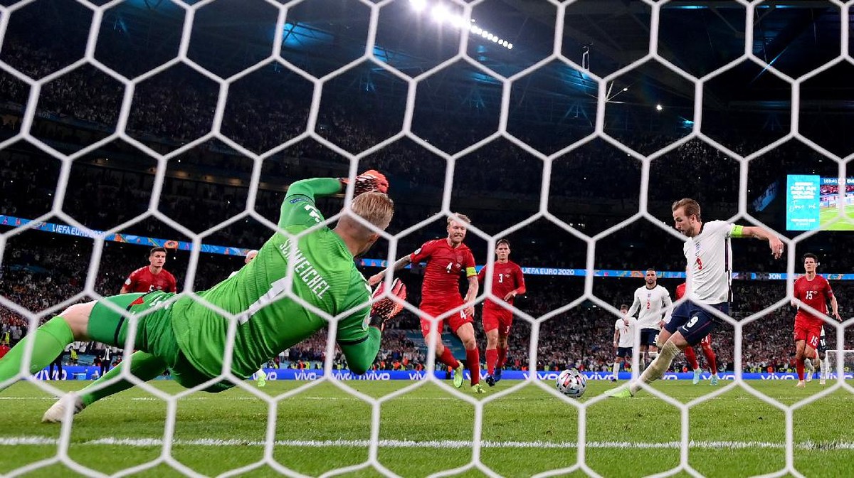 Denmark diganjar penalti saat melawan Inggris di semifinal Euro 2020. (Foto: Getty Images/Laurence Griffiths)