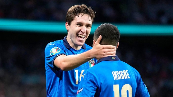 LONDON, ENGLAND - JULY 06: Federico Chiesa of Italy celebrates with Lorenzo Insigne after scoring their sides first goal during the UEFA Euro 2020 Championship Semi-final match between Italy and Spain at Wembley Stadium on July 06, 2021 in London, England. (Photo by Frank Augstein - Pool/Getty Images)