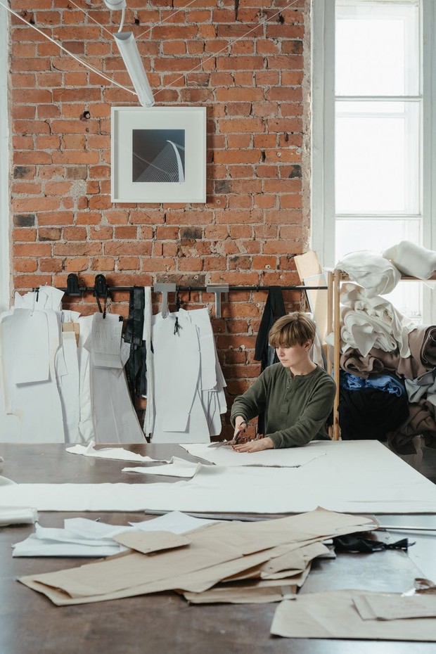 Gemini cocok bekerja di industri kreatif (foto: pexels.com/cottonbro)