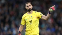 Tak akan ada yang menyangkal pemilihan Gianluigi Donnarumma untuk mengisi posisi kiper. Ia menjadi pahlawan Italia dalam adu penalti di semifinal dan final. UEFA bahkan menghadiahinya gelar pemain terbaik. Foto: Getty Images/Carl Recine - Pool