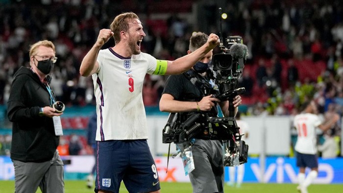 LONDON, ENGLAND - JULY 07: Harry Kane of England celebrates following his teams victory in the UEFA Euro 2020 Championship Semi-final match between England and Denmark at Wembley Stadium on July 07, 2021 in London, England. (Photo by Frank Augstein - Pool/Getty Images)