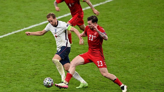 LONDON, ENGLAND - JULY 07: Harry Kane of England is challenged by Pierre-Emile Hojbjerg of Denmark during the UEFA Euro 2020 Championship Semi-final match between England and Denmark at Wembley Stadium on July 07, 2021 in London, England. (Photo by Justin Tallis - Pool/Getty Images)