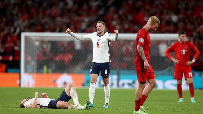 LONDON, ENGLAND - JULY 07: Harry Kane and Jordan Henderson of England celebrate following their teams victory as Simon Kjaer of Denmark looks dejected following his teams defeat in the UEFA Euro 2020 Championship Semi-final match between England and Denmark at Wembley Stadium on July 07, 2021 in London, England. (Photo by Carl Recine - Pool/Getty Images)