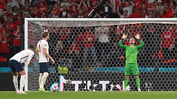 Soccer Football - Euro 2020 - Semi Final - England v Denmark - Wembley Stadium, London, Britain - July 7, 2021 England's Harry Kane prepares to take a penalty before Denmark's Kasper Schmeichel saves and Kane scores their second goal from the rebound Pool via REUTERS/Paul Ellis