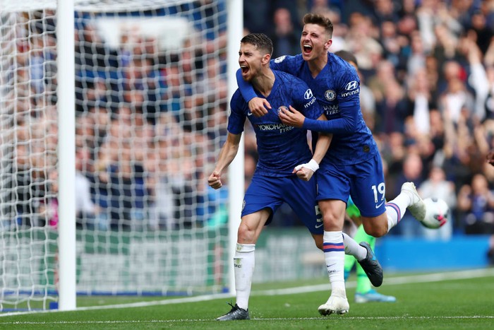 LONDON, ENGLAND - SEPTEMBER 28: Jorginho of Chelsea celebrates with teammate Mason Mount after scoring his teams first goal during the Premier League match between Chelsea FC and Brighton & Hove Albion at Stamford Bridge on September 28, 2019 in London, United Kingdom. (Photo by Dan Istitene/Getty Images)