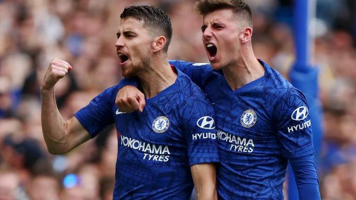 LONDON, ENGLAND - SEPTEMBER 28: Jorginho of Chelsea celebrates with teammate Mason Mount after scoring his teams first goal during the Premier League match between Chelsea FC and Brighton & Hove Albion at Stamford Bridge on September 28, 2019 in London, United Kingdom. (Photo by Dan Istitene/Getty Images)