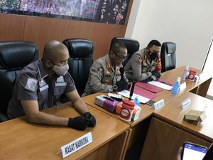 Ardi Bakrie Serahkan Diri ke Polisi Usai Nia Ramadhani Ditangkap Ardi Bakrie Serahkan Diri ke Polisi Usai Nia Ramadhani Ditangkap