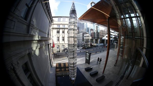 Karya Seni Kristal Raksasa Ini Terinspirasi dari Legenda Hantu