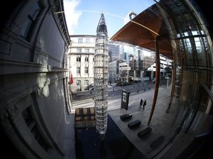 Karya Seni Kristal Raksasa Ini Terinspirasi dari Legenda Hantu