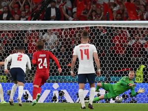 Idiot! Sebelum Kane Tendang Penalti, Fans Inggris Laser Wajah Schmeichel Idiot! Sebelum Kane Tendang Penalti, Fans Inggris Laser Wajah Schmeichel