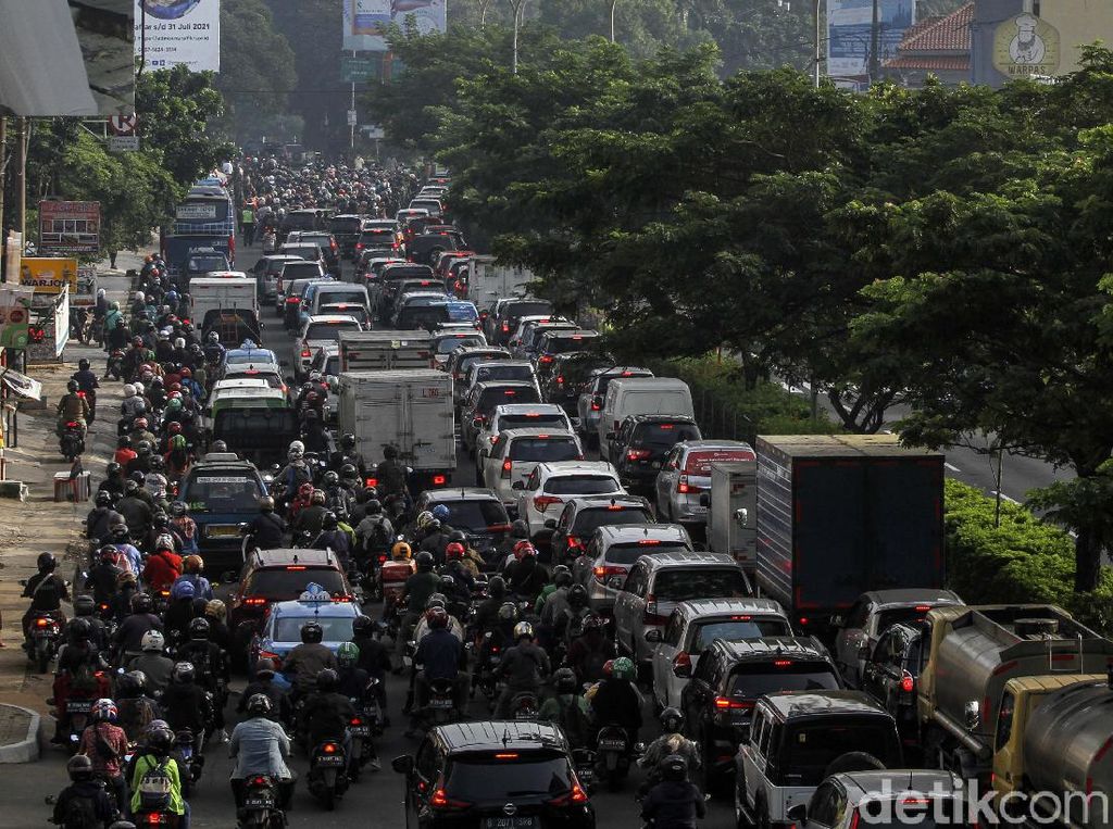 PPKM Darurat Jalan 5 Hari, tapi Keluar-Masuk Jakarta Masih Banyak Banget PPKM Darurat Jalan 5 Hari, tapi Keluar-Masuk Jakarta Masih Banyak Banget