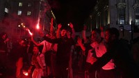 Tampak mereka menyalakan flare.