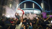 Bikin Merinding, Ribuan Fans Inggris Berkerumun di Tengah Pandemi