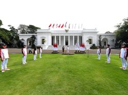 Nurul Akmal & Rio Waida Pembawa Bendera Indonesia di Defile Olimpiade