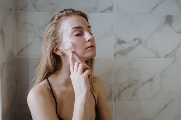 Manfaat hyaluronic acid - menjaga kelembapan kulit