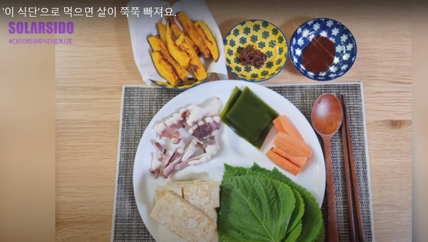 Menu makan siang sehat ala Solar Mamamoo (foto: youtube.com/solarsido) Menu makan siang sehat ala Solar Mamamoo (foto: youtube.com/solarsido)
