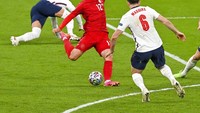 Tim Dinamit mengejutkan dengan mampu mencetak gol lebih dulu. Mereka memecah kebuntuan di menit ke-30 lewat sepakan bebas Mikkel Damsgaard.