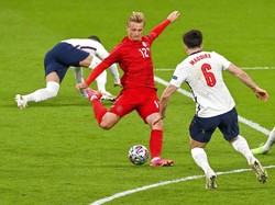 Tim Dinamit mengejutkan dengan mampu mencetak gol lebih dulu. Mereka memecah kebuntuan di menit ke-30 lewat sepakan bebas Mikkel Damsgaard.