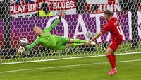 Inggris mampu menyamakan kedudukan di menit ke-39 usai Simon Kjaer membuat gol bunuh diri. Skor 1-1 bertahan hingga waktu normal.