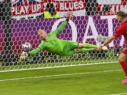 Inggris mampu menyamakan kedudukan di menit ke-39 usai Simon Kjaer membuat gol bunuh diri. Skor 1-1 bertahan hingga waktu normal.