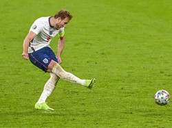 Pada perpanjangan waktu, Inggris mendapatkan hadiah penalti di menit ke-104. Eksekusi Harry Kane sempat bisa ditepis oleh Kasper Schmeichel, tapi bola muntah dan langsung disambar Kane menjadi gol.