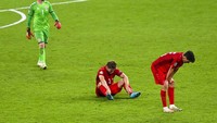 Para pemain Denmark tampak tertunduk lesu seusai laga.