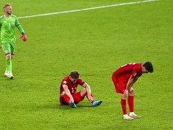 Para pemain Denmark tampak tertunduk lesu seusai laga.