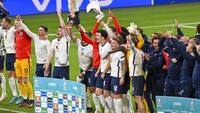 Sementara pemain Inggris bergembira. Di final mereka akan berhadapan dengan Italia.