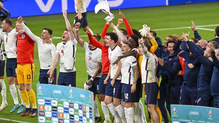 Momen Harry Kane Antar Inggris ke Final Piala Eropa 2020 England's Harry Kane, right, reacts after scoring his team's second goal during the Euro 2020 soccer championship semifinal between England and Denmark at Wembley stadium in London, Wednesday, July 7, 2021. (Justin Tallis/Pool Photo via AP)