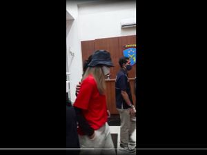 Penampakan Nia Ramadhani-Ardi Bakrie Digiring Polisi Penampakan Nia Ramadhani-Ardi Bakrie Digiring Polisi