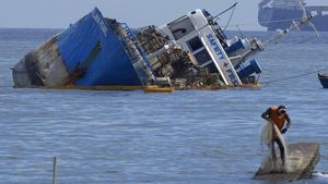 Penampakan Kapal Kargo yang Jadi Korban Tabrakan di Teluk Manila