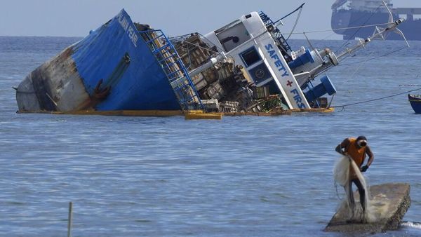 Penampakan Kapal Kargo yang Jadi Korban Tabrakan di Teluk Manila