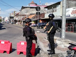 Penutupan Jalan-jalan di Solo Dijaga Polisi Bersenjata Laras Panjang