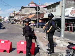 Penutupan Jalan-jalan di Solo Dijaga Polisi Bersenjata Laras Panjang Penutupan Jalan-jalan di Solo Dijaga Polisi Bersenjata Laras Panjang