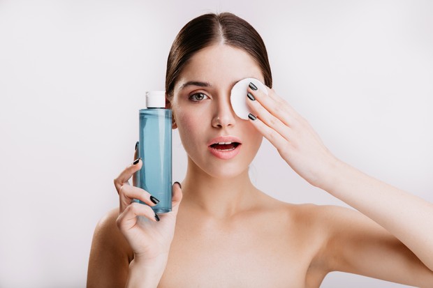 Perbedaan tonik dan toner/ Foto: Freepik/ Lookstudio Toner dan tonik merupakan produk skincare yang ringan, cair, dan digunakan setelah membersihkan wajah
