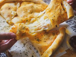 5 Pizza Calzone Renyah yang Kejunya Lumer Banget 5 Pizza Calzone Renyah yang Kejunya Lumer Banget