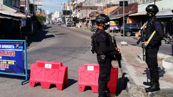 Polisi Bersenjata Amankan Penyekatan Jalan di Solo