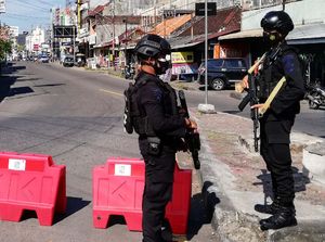 Polisi Bersenjata Amankan Penyekatan Jalan di Solo