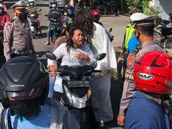 Saat Kuntilanak Ikut Operasi Yustisi PPKM Darurat di Ponorogo