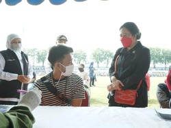 Peserta Vaksin di Stadion Tambaksari Semringah Saat Didatangi Cucu Soekarno