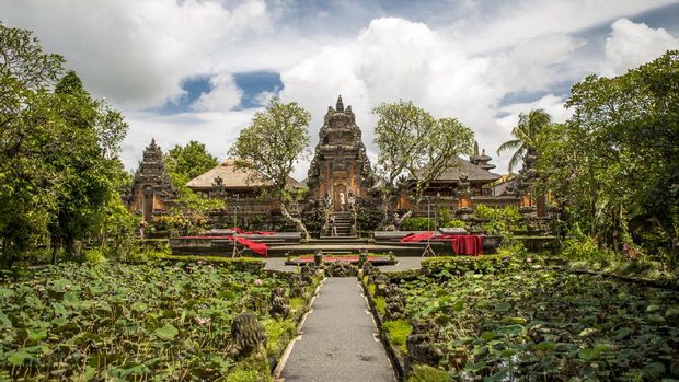 Pura Taman Saraswati temple with a lotus pond. Ubud, Bali, Indonesia