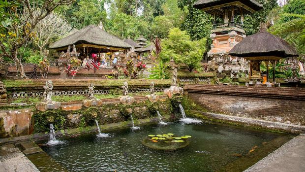 Bali,Indonesia. 19th august, 2015: balinese people taking a holy bath at pura tirta empul