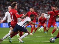 Pemain Inggris berada di tengah kepungan pemain Denmark. (Foto: Laurence Griffiths/Pool Photo via AP)