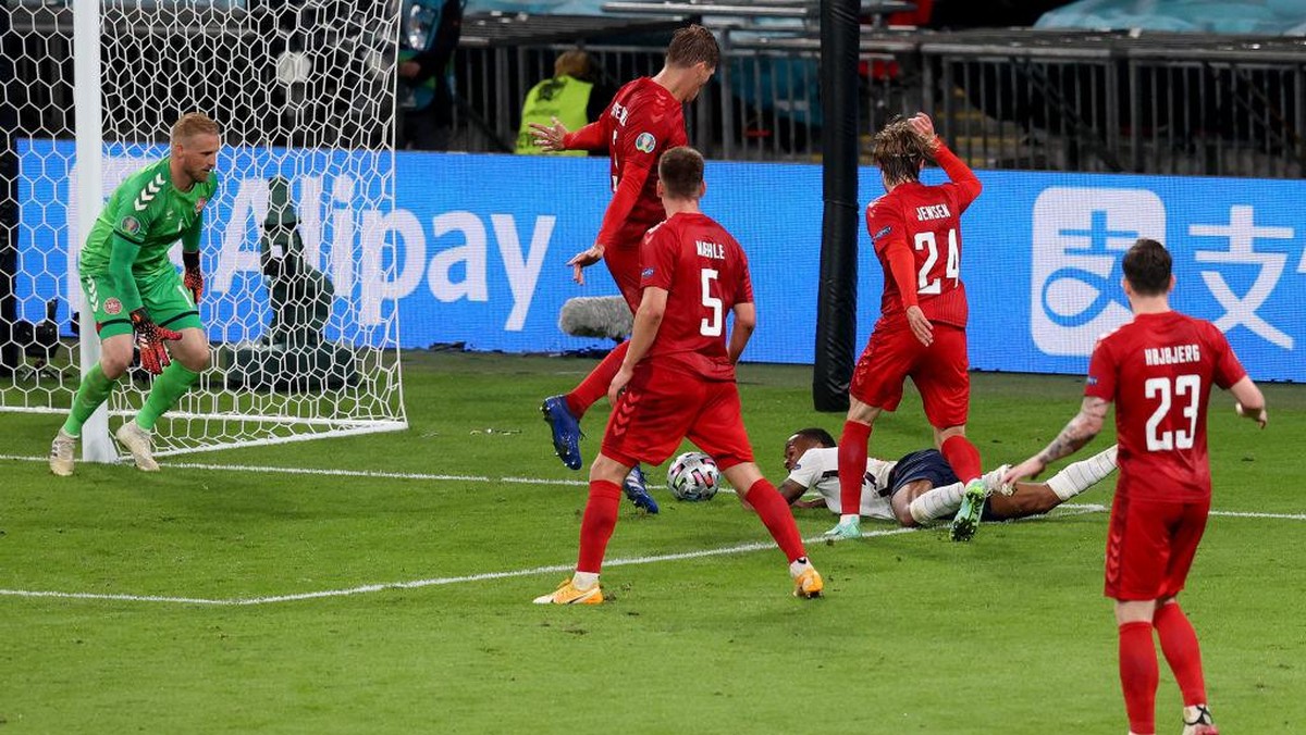 Saat Sterling jatuh dan Inggris kemudian mendapat tendangan penalti dari wasit. Foto: Getty Images/Catherine Ivill