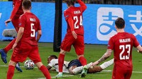 Wasit menganggap Sterling dilanggar dan memberi penalti buat Inggris. (Foto: Getty Images/Catherine Ivill)