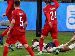 Wasit menganggap Sterling dilanggar dan memberi penalti buat Inggris. (Foto: Getty Images/Catherine Ivill)