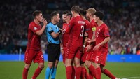 Pemain Denmark menggugat keputusan wasit Danny Makkelie yang memberi penalti buat Inggris. (Foto: Laurence Griffiths/Pool Photo via AP)