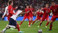 Sterling jatuh saat melakukan penetrasi ke arah gawang Denmark. (Foto: Laurence Griffiths/Pool Photo via AP)