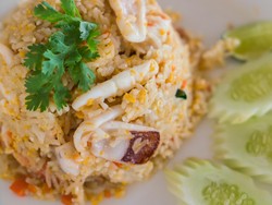 Resep Nasi Goreng Cumi ala Thai yang Pedas Segar Buat Sarapan